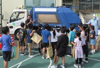 スケルトン車を見学している写真