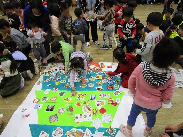 写真：クリスマスツリーを作成している様子