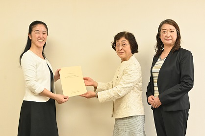 写真:提言を提出する様子