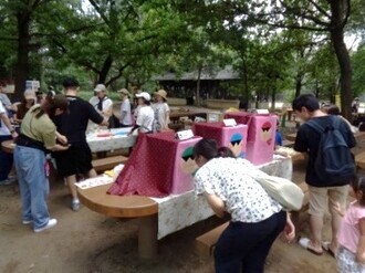 写真：暗闇での明るさ体験