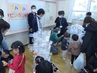 写真：ペットボトルゲームの様子