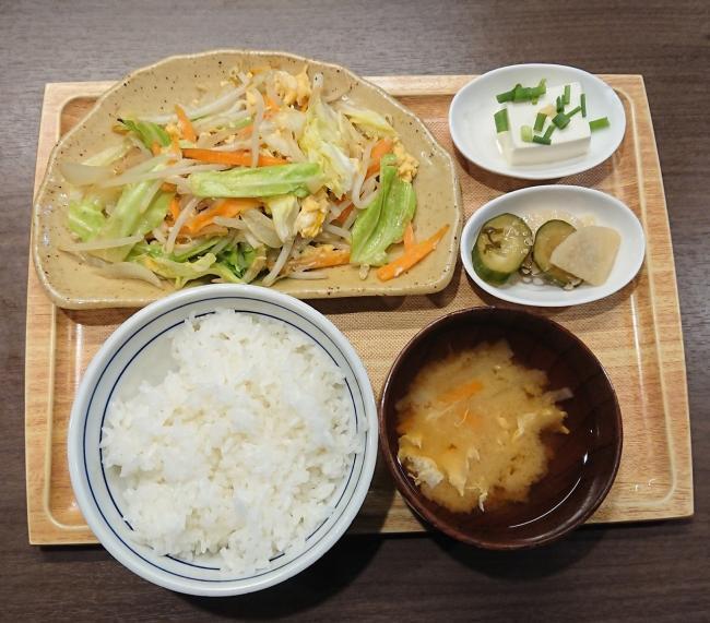 写真：卵と野菜の塩麹炒め定食