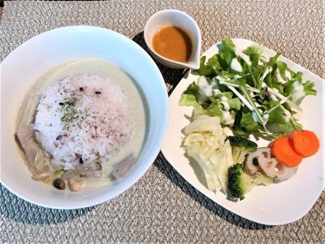 写真：グリーンカレー＋温野菜サラダ