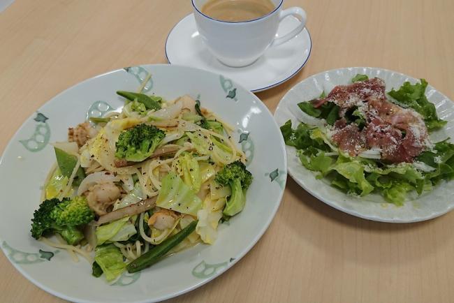 写真：旬のやさいとホタテのペペロンチーノ
