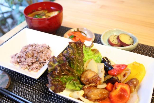 写真：彩り野菜と鶏の黒酢あんかけ