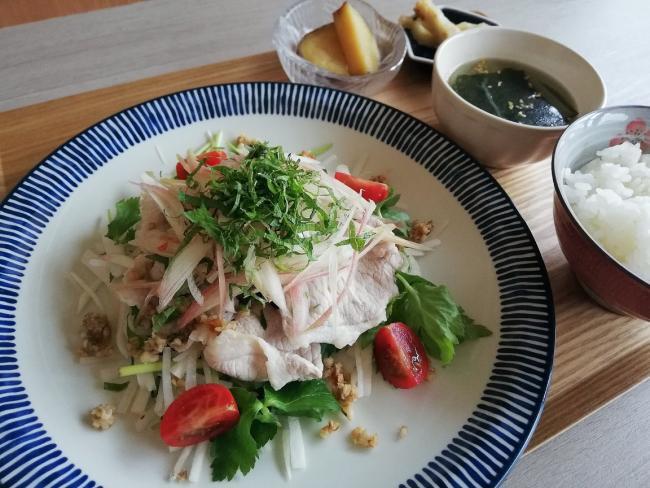 写真：茹で豚の香味野菜サラダ