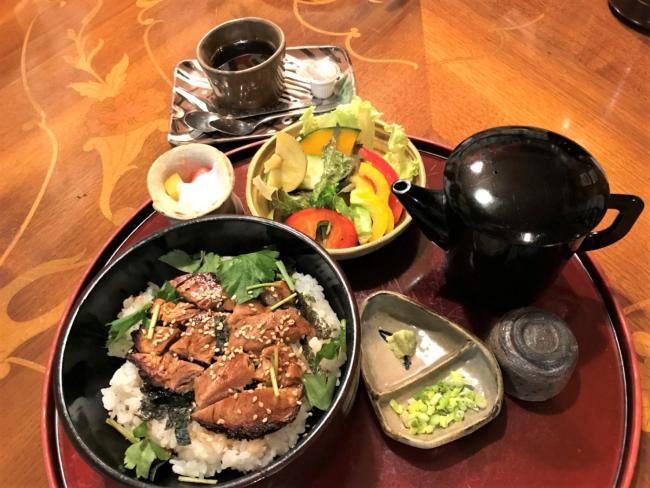 写真：とん豚（とん）ヘルシー×シニアひつまぶし