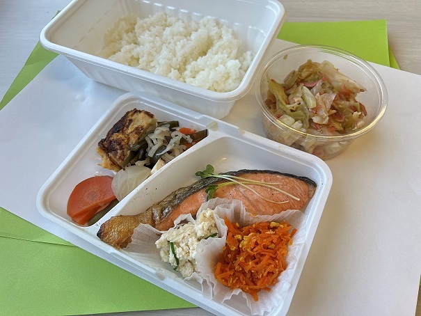 写真：焼き魚弁当（鮭）＋切干大根のナムル