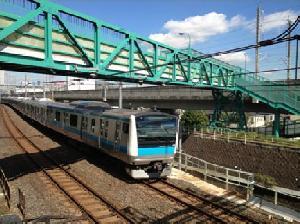 写真：新しく塗装された御坊坂こ線人道橋