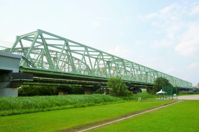 写真：荒川にかかる鉄道の橋
