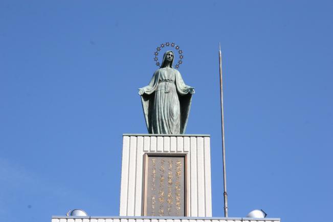 写真：星美学園のマリア像