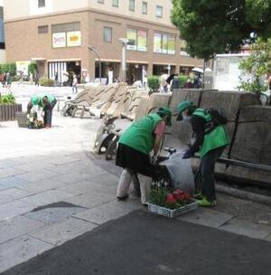 写真：赤羽駅東口プランターの植え替え作業（NPOわくわくかんと一緒に）