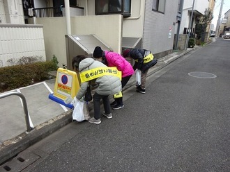 ごみ拾いをしている方の写真2
