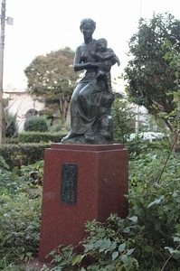写真：母子像