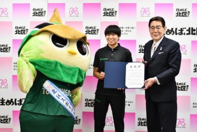 写真：委嘱状を手渡す様子