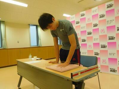 写真：鈴木セルヒオ選手手形型取り
