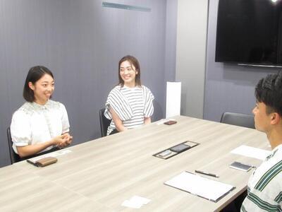 写真：インタビューの様子1