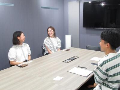 写真：インタビューの様子2