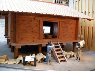 写真：常設展示　豊島郡衙の正倉(象徴展示)