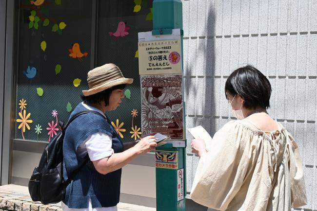 写真:謎解きをする女性2人