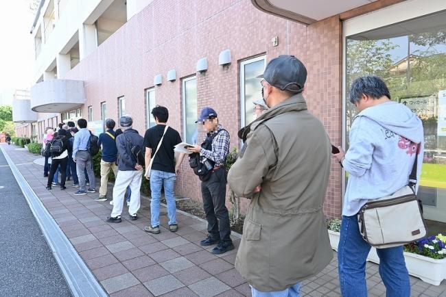 写真:並んで配布を待つ30人ほどの人達