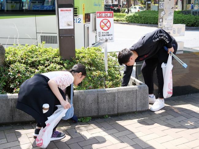 写真:ごみを拾う男女