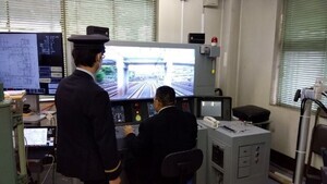 写真：乗務員が実際に訓練で使用するシミュレータを体験する様子