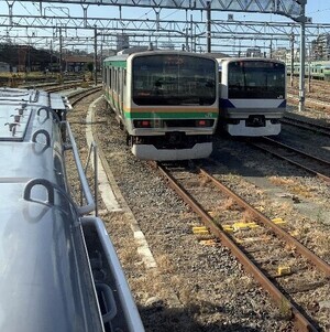 写真：走行中のディーゼル機関車の運転席から見るすれ違うJR車両