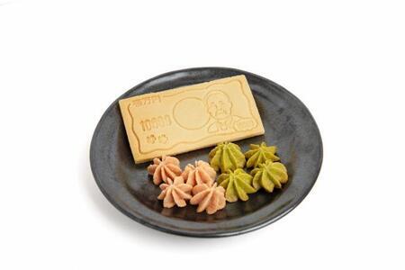 写真：事業の様子　新1万円札型のお菓子