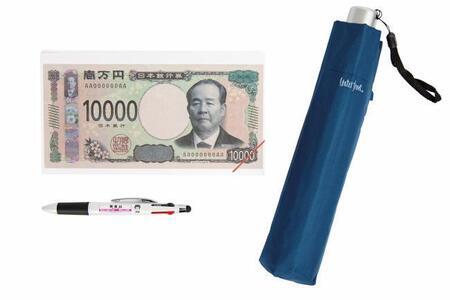 写真：事業の様子　ペン、折り畳み傘、新1万円札柄の商品