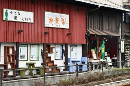 写真：事業の様子　店舗外壁に貼られた渋沢栄一に関する資料