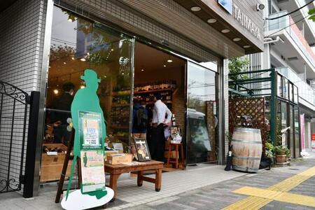 写真：事業の様子　店舗前にある渋沢栄一型の掲示板