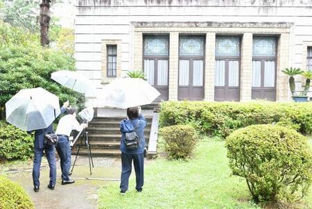 写真：事業の様子　渋沢栄一ゆかりの建物の撮影をする人たち