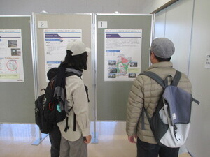 写真：オープンハウス型報告会の様子1