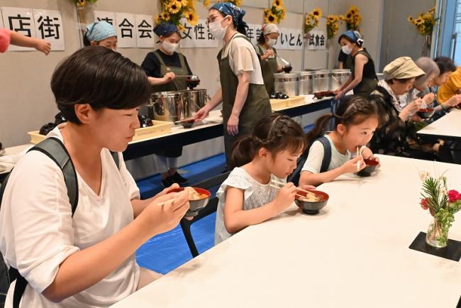 写真:すいとんの試食