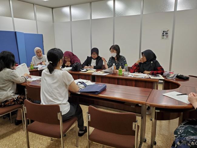 写真:インドネシア保険証行政官一行と会談する市職員ら