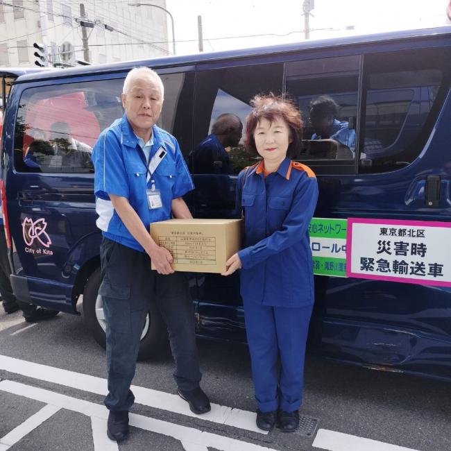 写真:矢口酒田市長に物資を手渡す松田危機管理室長
