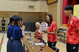 写真:子供たちと話をする澤田選手、塩川ガイドランナー