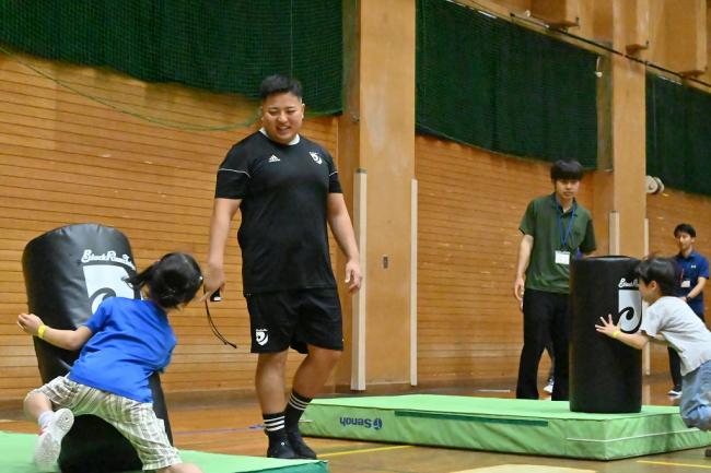 写真:真剣にタックルの練習に取り組む参加者の様子