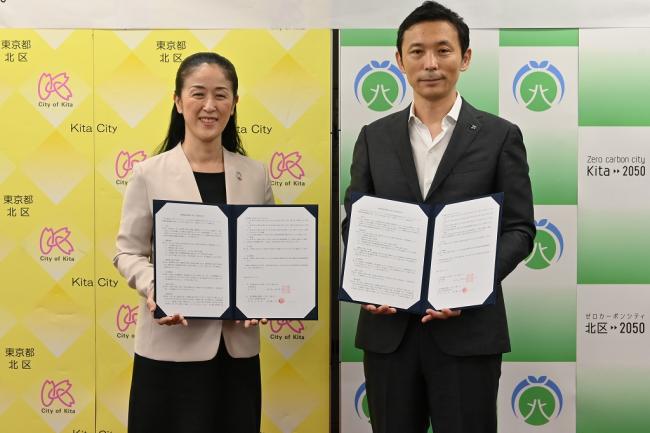 写真:やまだ加奈子北区長(左) 高橋正尚日本たばこ産業株式会社東京支社長(右)
