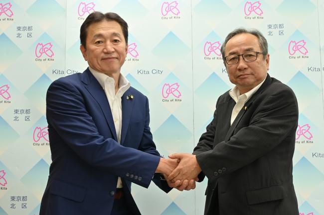 写真:議長と新副議長