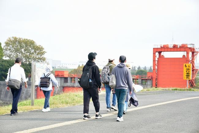 写真:旧岩淵水門付近を歩く人々