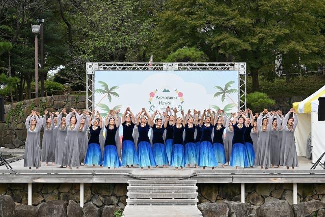 写真:ステージ上でダンスする女性たち