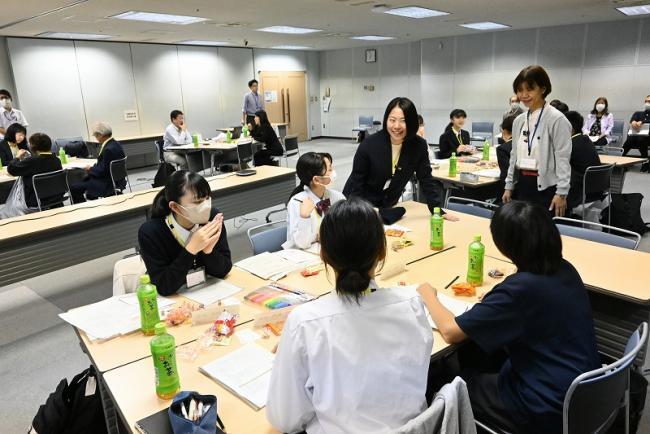 写真:笑顔で会議をする人たち