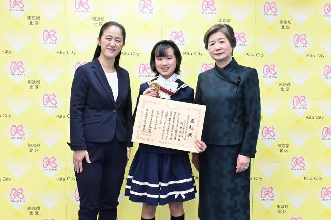 写真:髙橋 礼愛さんと関係者らの記念撮影