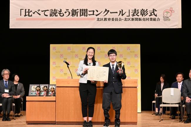 写真:澤田 拓武さんと区長との記念撮影