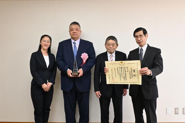 写真:表彰状を持って記念撮影する受賞者と区長と関係者ら