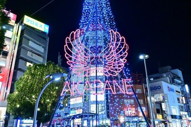 写真:赤い翼のロゴマークを象ったツリーのイルミネーション