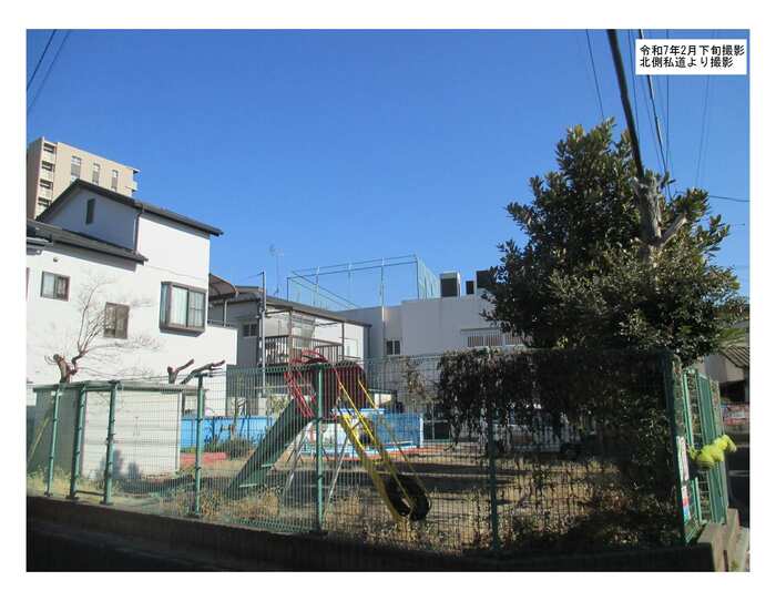北側私道から旧志茂保育園を撮影した画像