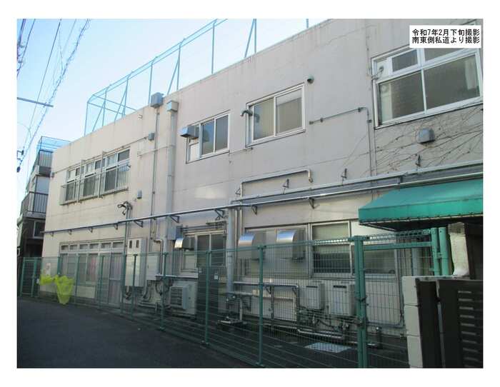 南東側私道から旧志茂保育園を撮影した画像